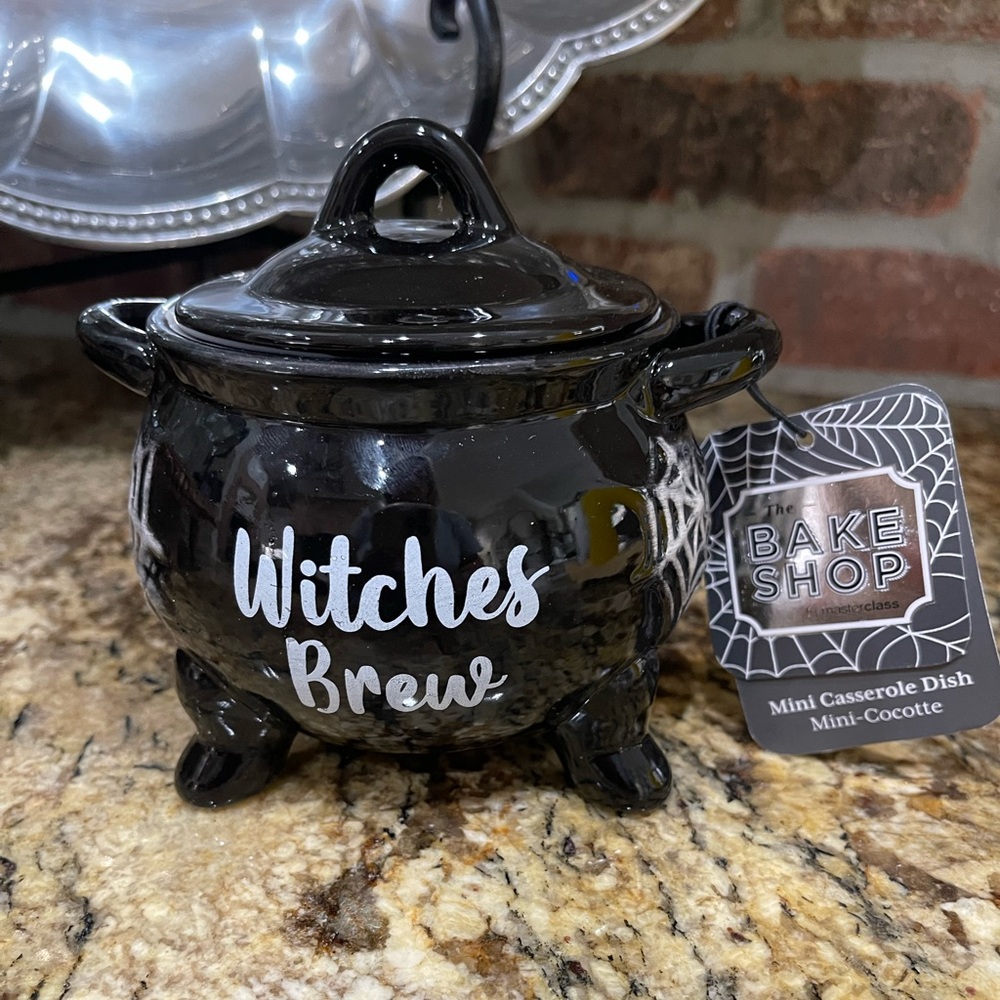 The Bake Shop cauldron covered mini casserole dish - Brand new
